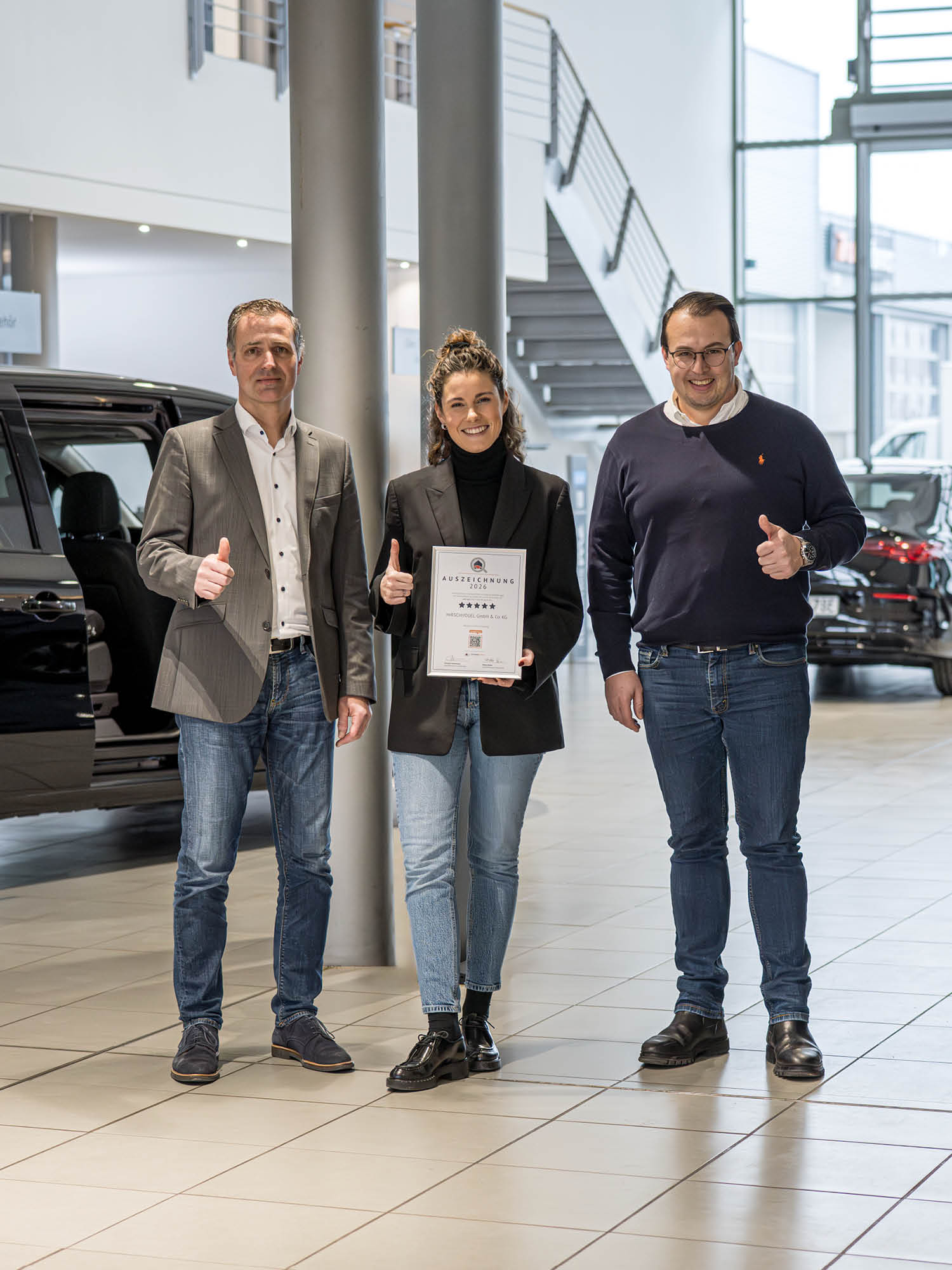 strahlend am Bild: Verkaufsleiter Kerscher Stefan, Geschäftsführerin Kilger Antonia und Serviceleiter Christian Schlecht.