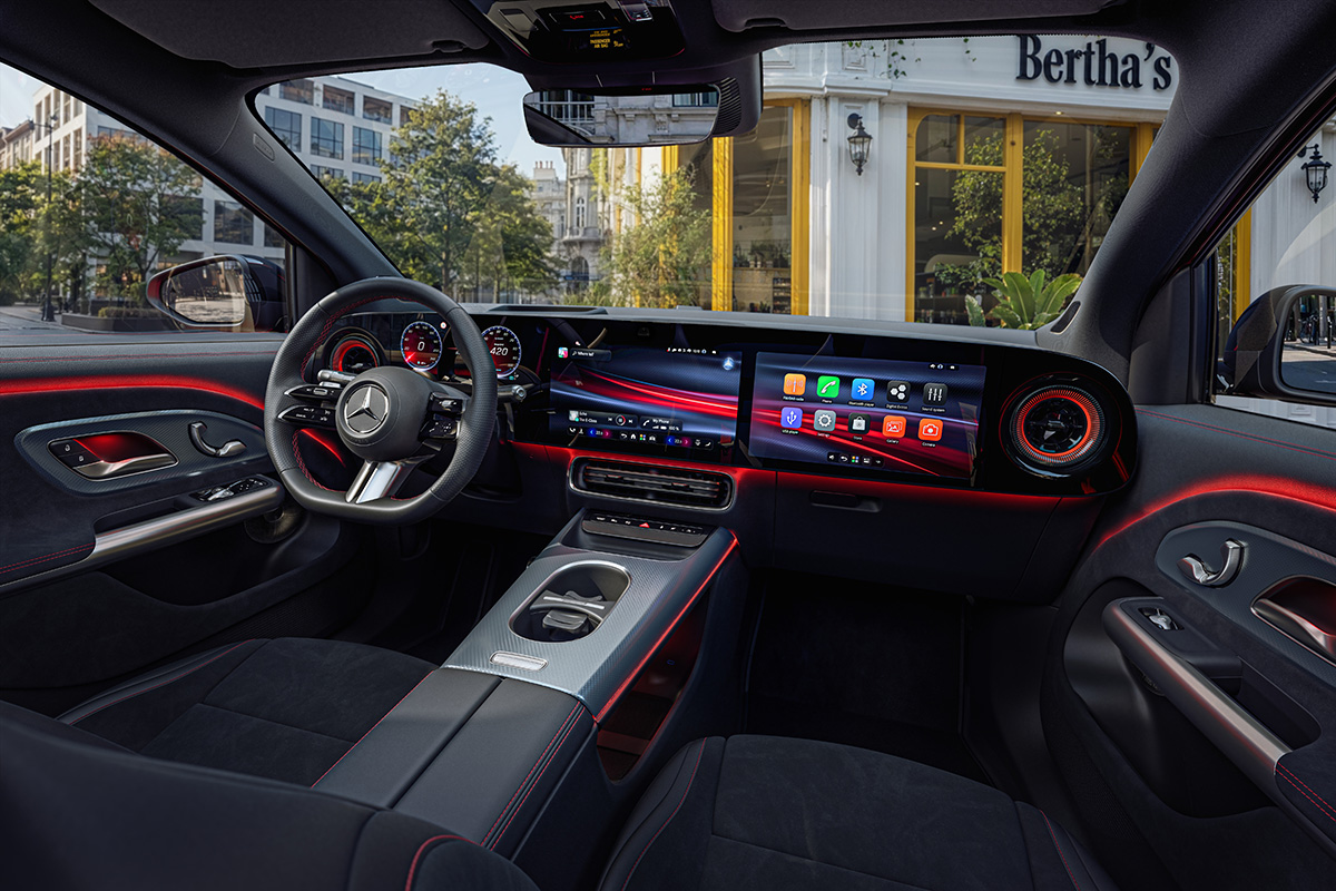 Innenraum eines Mercedes SUV mit digitalem Fahrerdisplay grossem Touchscreen Multifunktionslenkrad Mittelkonsole und Ambientebeleuchtung.