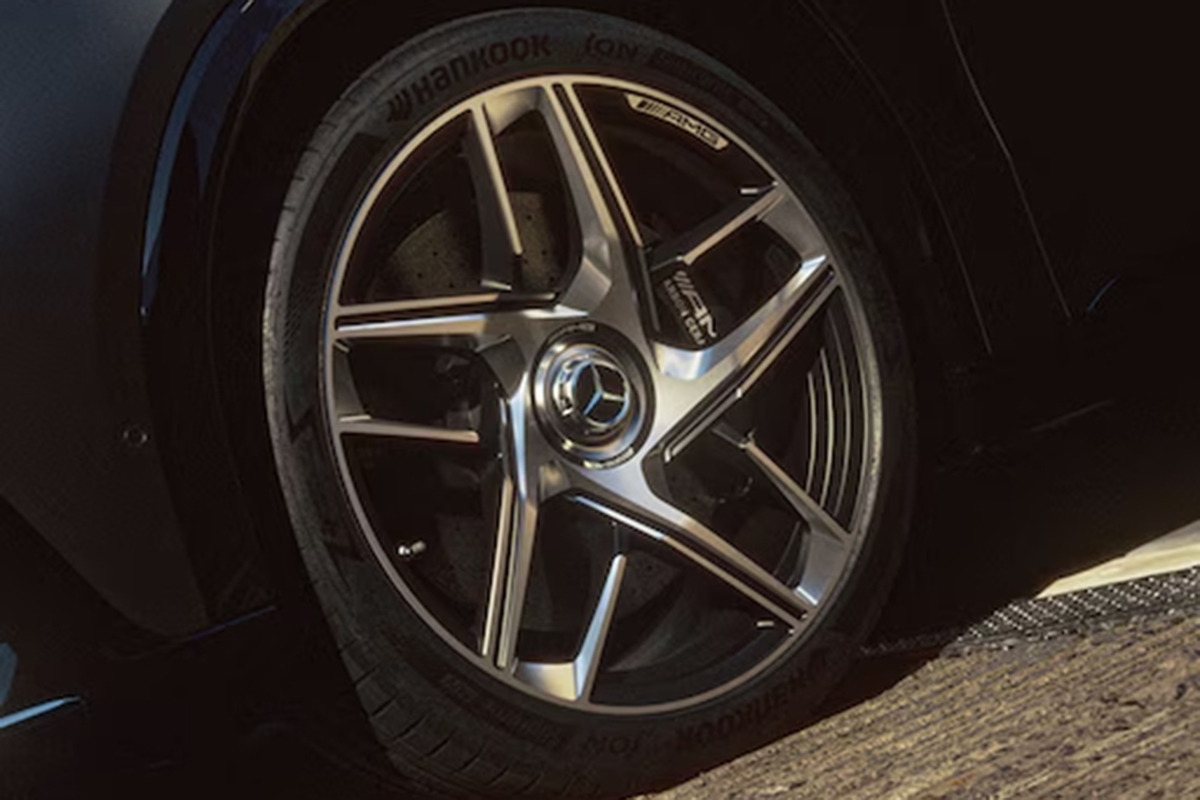 Nahaufnahme einer AMG Leichtmetallfelge mit sportlichem Mehrspeichendesign und Hochleistungsbremsanlage an einem Mercedes AMG GT SUV