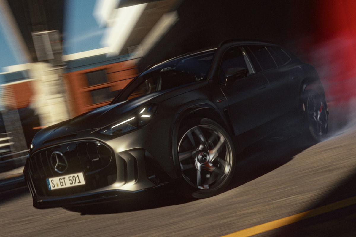 Mercedes AMG GT SUV in dunkler Lackierung bei dynamischer Fahrt auf einer Strasse mit Bewegungsunschaerfe und markanter Frontpartie im urbanen Umfeld.