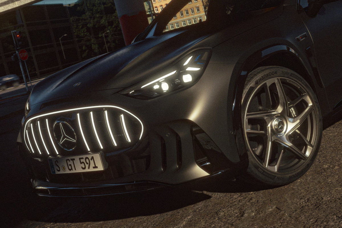 Frontansicht eines Mercedes AMG GT SUV mit beleuchtetem Kuehlergrill LED Scheinwerfern und sportlicher Leichtmetallfelge im urbanen Umfeld bei Daemmerung