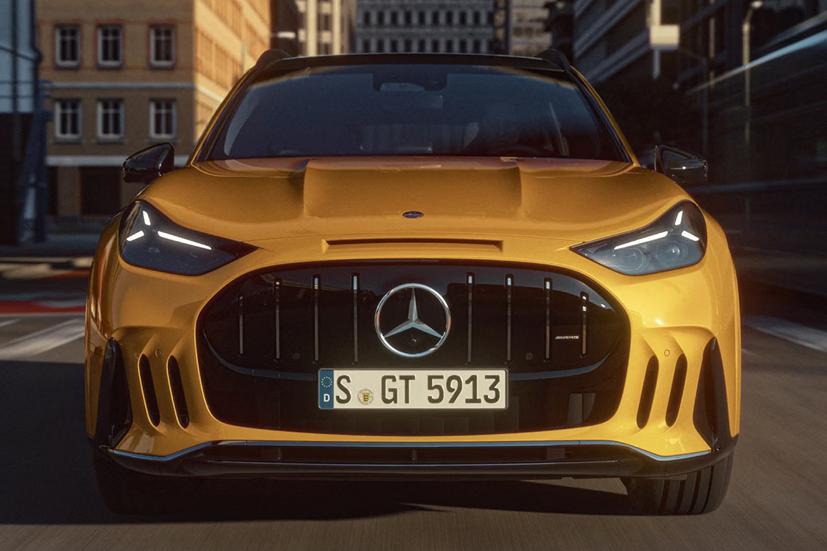 Frontansicht eines gelben Mercedes AMG GT SUV mit markantem Kuehlergrill LED Scheinwerfern und sportlichem Design in einer staedtischen Umgebung waehrend der Fahrt