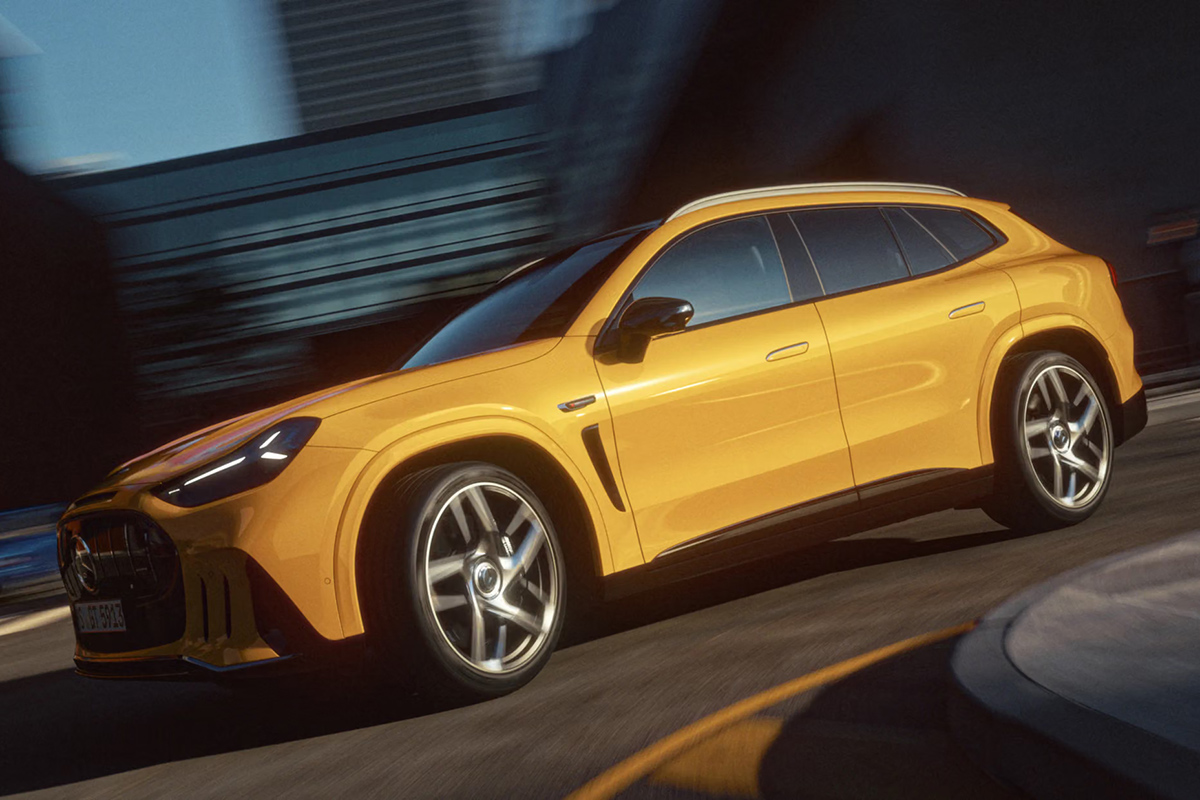 Seitenansicht eines gelben Mercedes AMG GT SUV bei dynamischer Fahrt durch eine Kurve mit markanter Karosserie grossen Leichtmetallfelgen und LED Scheinwerfern in urbaner Umgebung