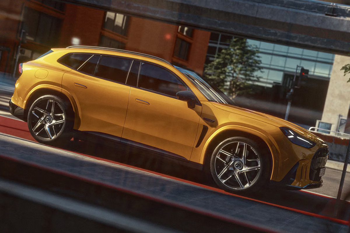 Seitenansicht eines gelben Mercedes AMG GT SUV bei der Fahrt durch eine Stadt mit sportlicher Karosserie grossen Leichtmetallfelgen und markanter Linienfuehrung