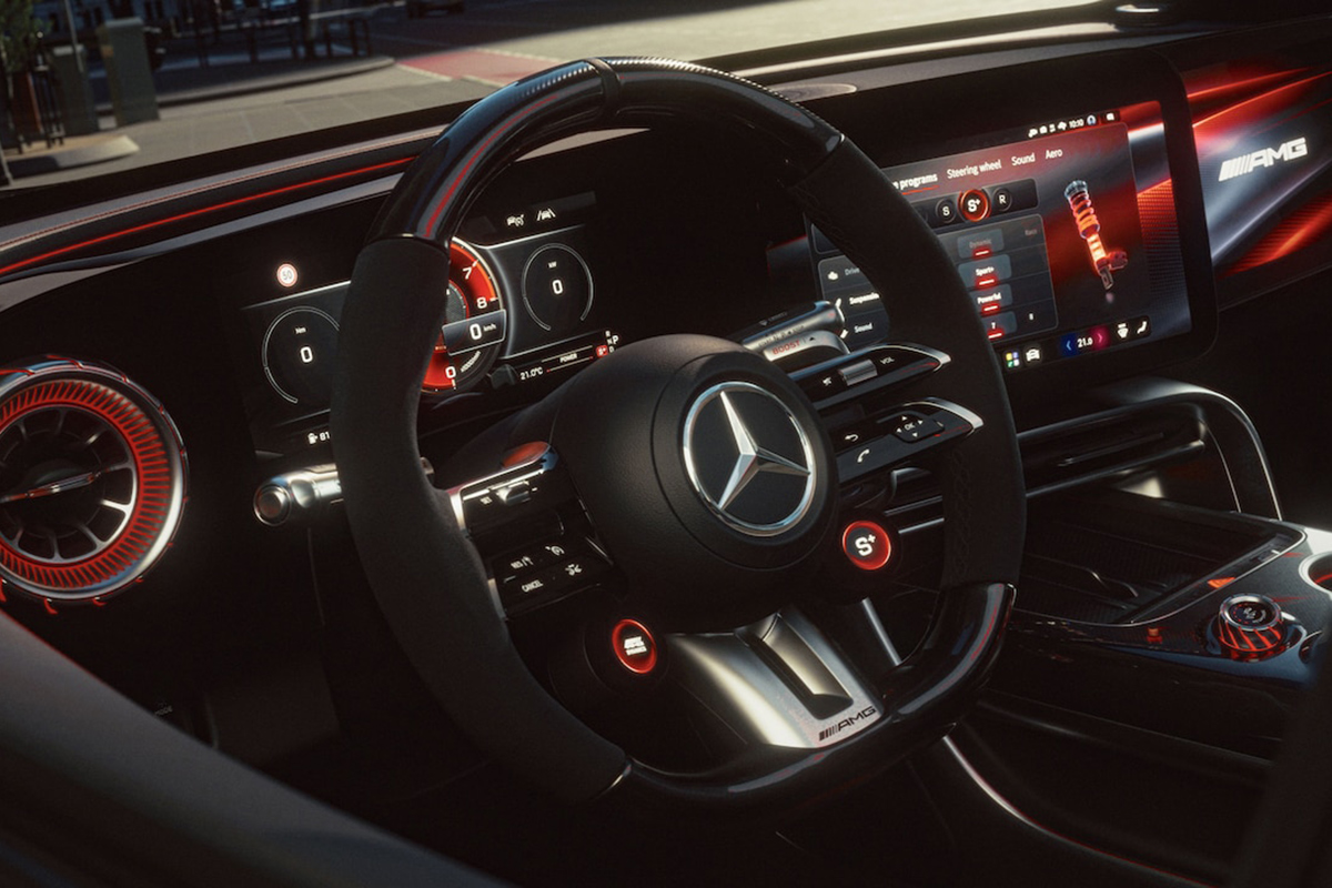 Cockpit des Mercedes AMG GT SUV mit Sportlenkrad digitalen Anzeigen hochaufloesendem Zentraldisplay und roter Ambientebeleuchtung im Innenraum