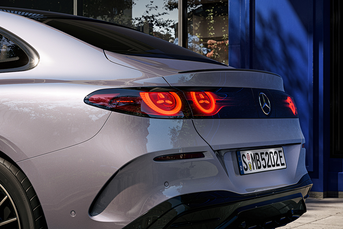 Heckansicht einer silbergrauen Mercedes Benz C Klasse Limousine. Zu sehen sind die markanten LED Heckleuchten mit kreisfoermigen Elementen sowie der Mercedes Stern und ein Teil des Nummernschilds.