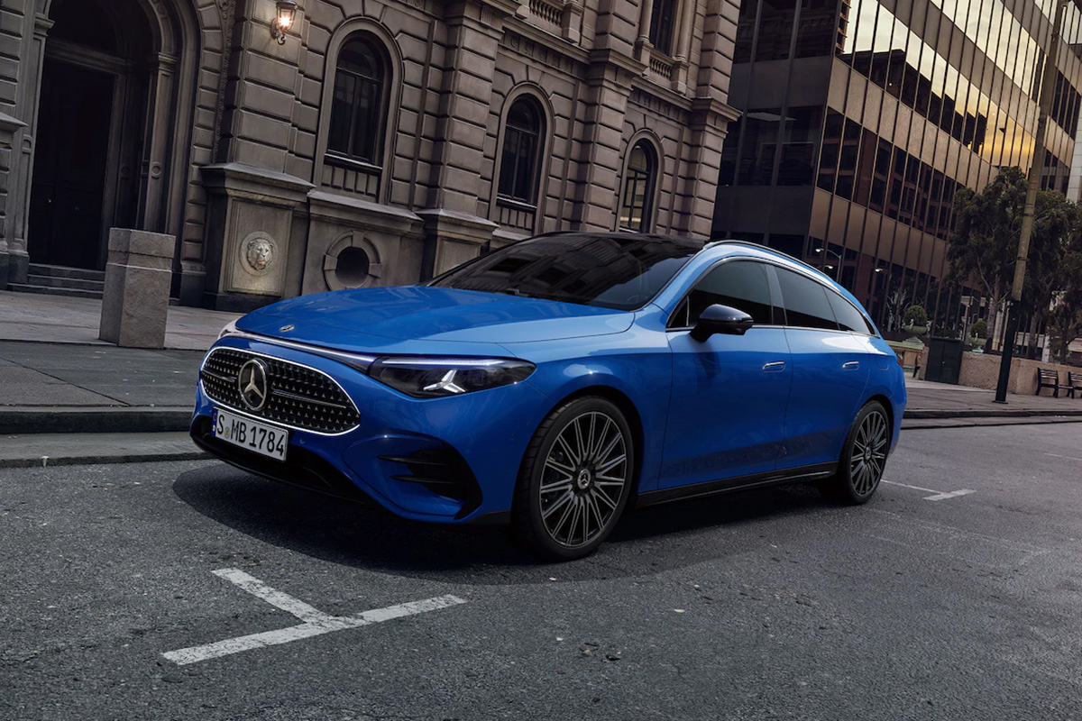 Blauer Mercedes Benz Kombi steht auf einer staedtischen Strasse vor historischen und modernen Gebaeuden in Seitenansicht mit Fokus auf Fahrzeugdesign und Umfeld