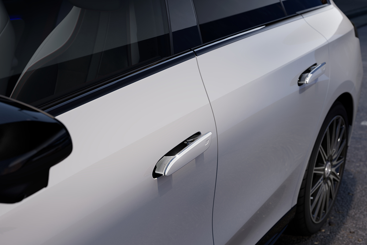 Nahaufnahme der seitlichen Tuer eines weissen Mercedes mit versenktem, chromfarbenem Tuergriff und sportlicher Felge, aufgenommen bei Tageslicht auf einer Strasse.