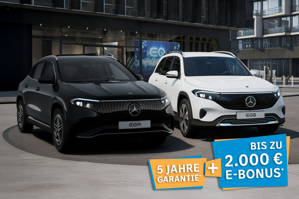 Mercedes Benz EQA und EQB geparkt auf der Straße, vor einem Gebäude
