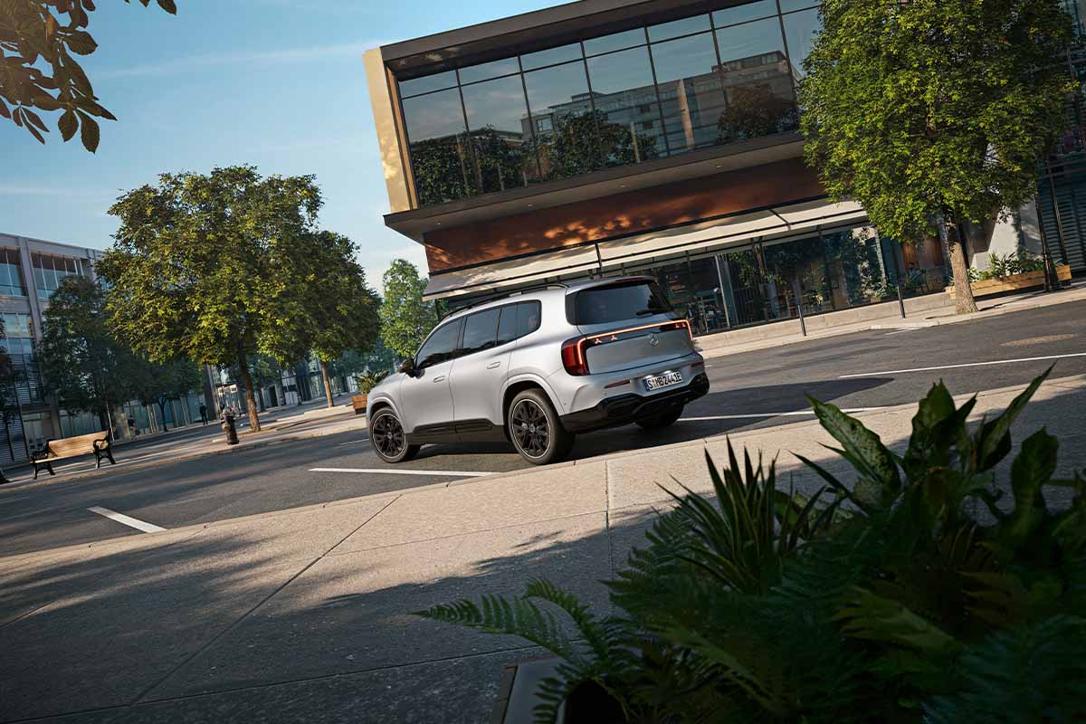 Silberner GLB am Parkplatz.