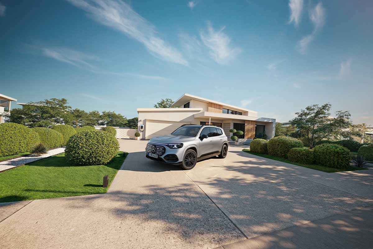 Silberner GLB vor einem Haus.