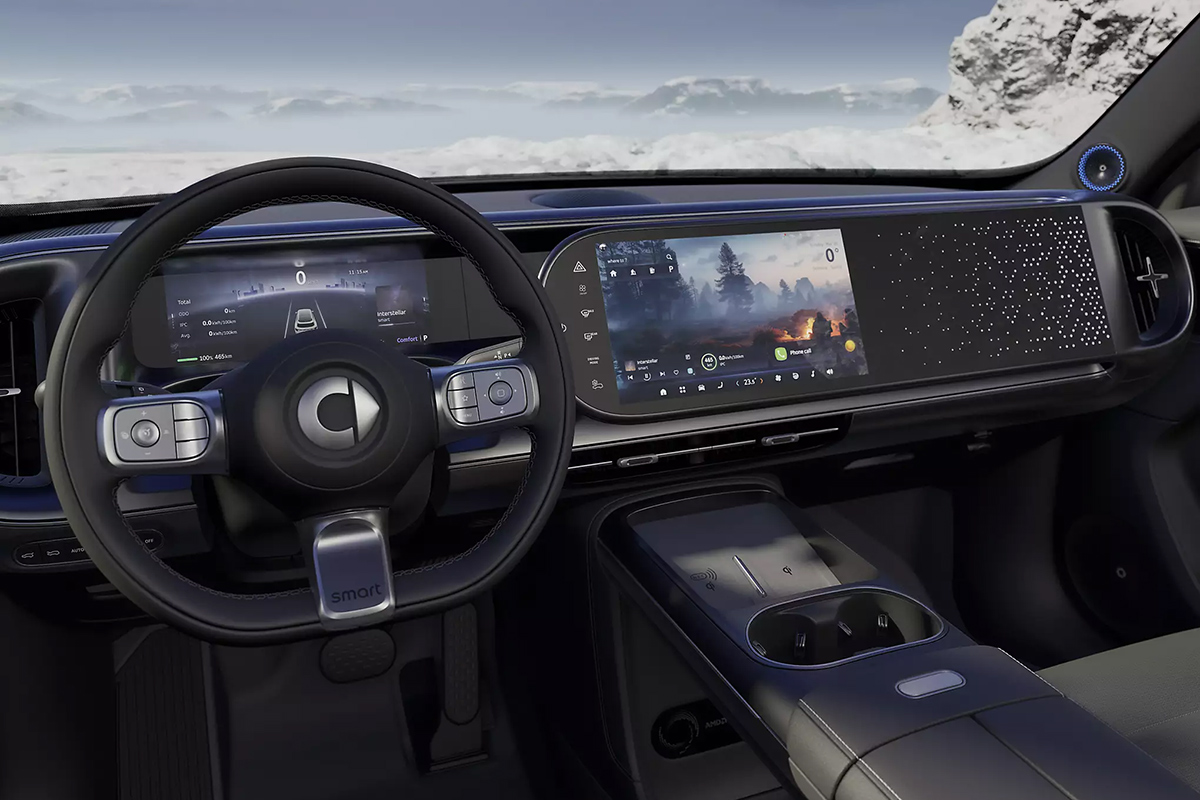 Das Bild zeigt die Innenansicht eines Fahrzeugs aus der Perspektive des Fahrers. Im Vordergrund befindet sich das Lenkrad mit mehreren Bedientasten. Hinter dem Lenkrad ist ein digitales Display zu sehen, das verschiedene Fahrinformationen anzeigt, darunter Geschwindigkeitsdaten und Assistenzsysteme.