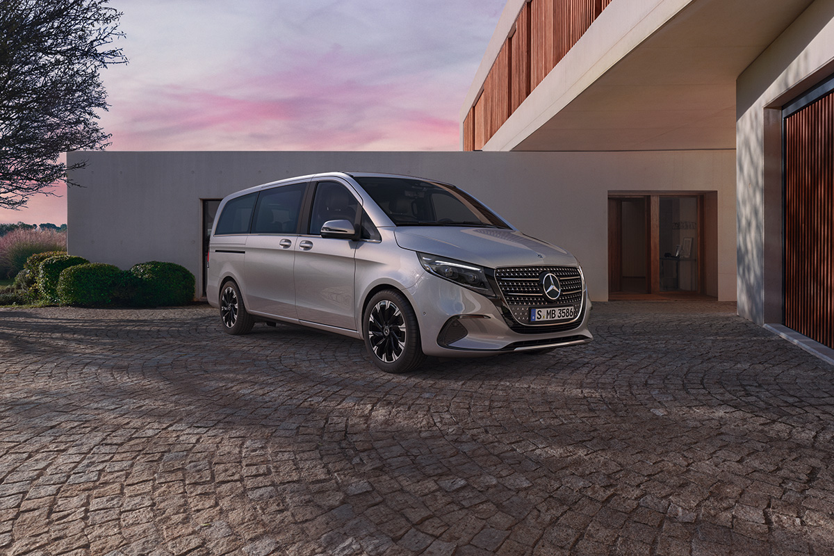Silberner Mercedes Van steht auf gepflasterter Einfahrt vor modernem Haus bei Abenddaemmerung Umgebung ruhig mit klarer Architektur und gepflegten Gruenflaechen