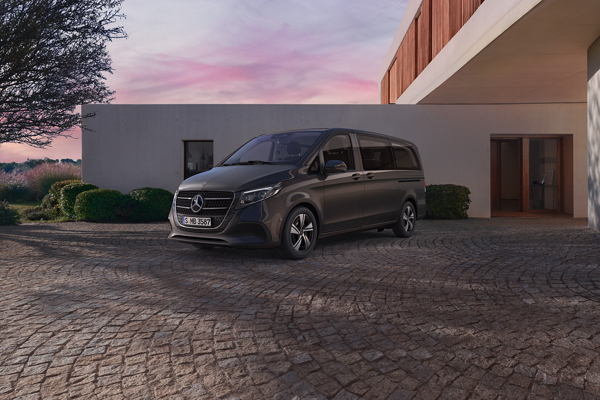 Dunkelgrauer Mercedes Van steht auf gepflasterter Einfahrt vor modernem Haus bei Abenddaemmerung klare Architektur ruhige Umgebung mit Garten und Gebaeude im Hintergrund