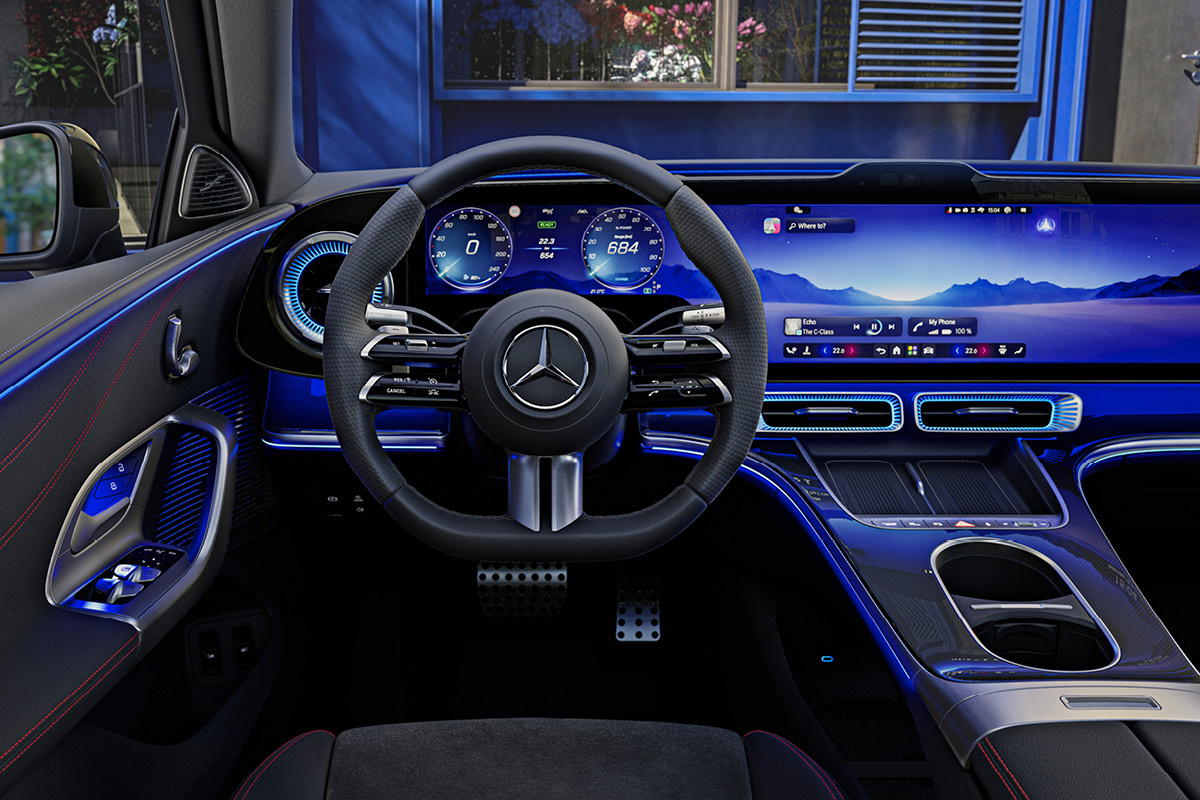 Modernes digitales Cockpit, der neuen C-Klasse mit großflächigem Display, intuitiver Bedienung und atmosphärischer Ambientebeleuchtung.