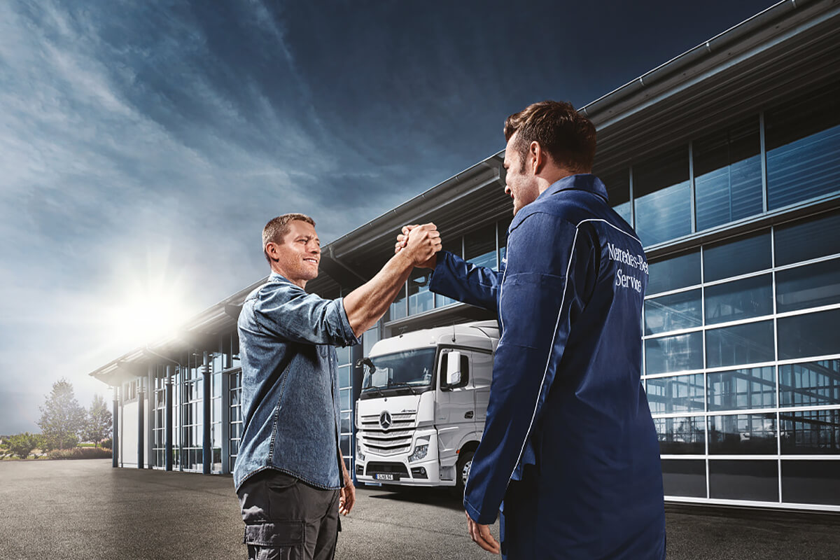 Zeigt zwei Personen die sich die Hand schütteln.