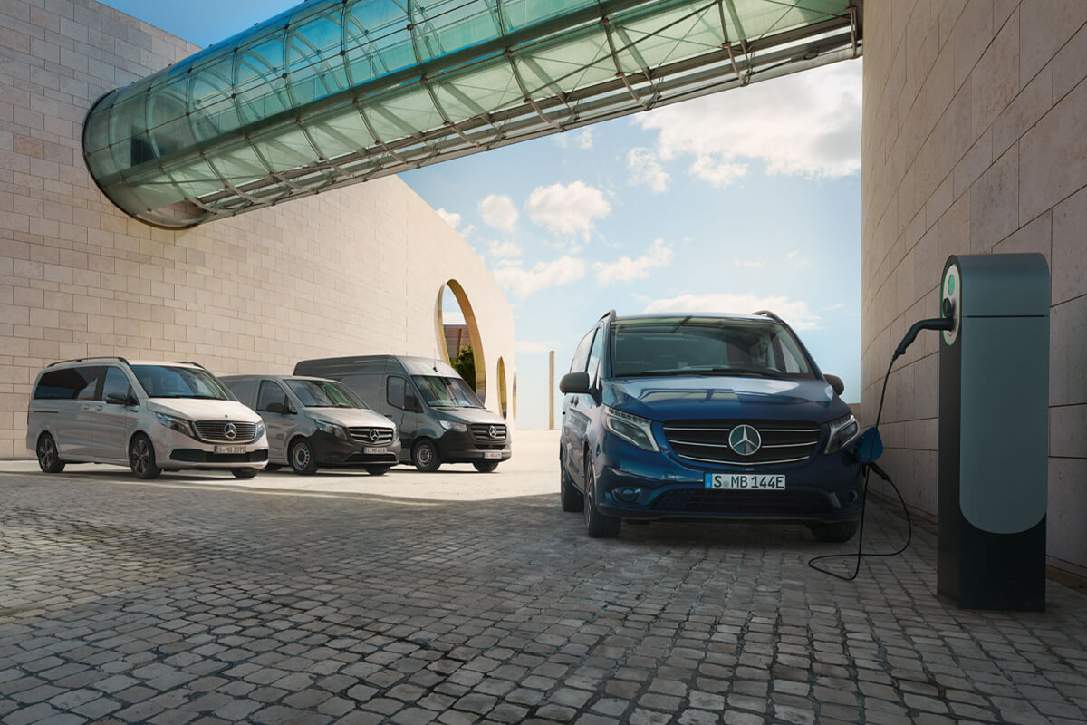 Zeigt mehrere Elektro- und Hybridfahrzeuge.