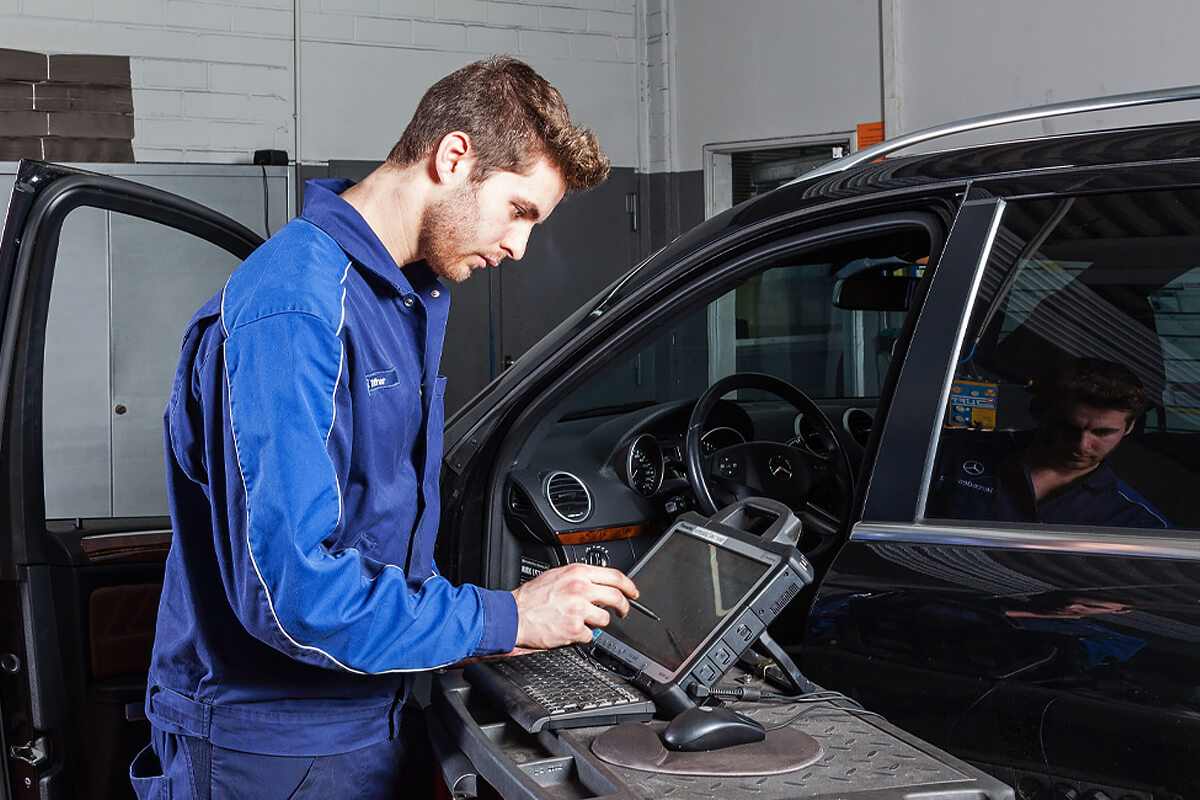 Ein Mechaniker bei der Fehlerdiagnose.