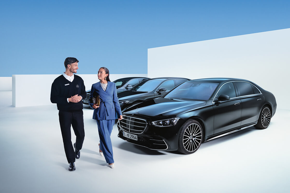 Servicemitarbeiter bei Kundin mit Fahrzeug