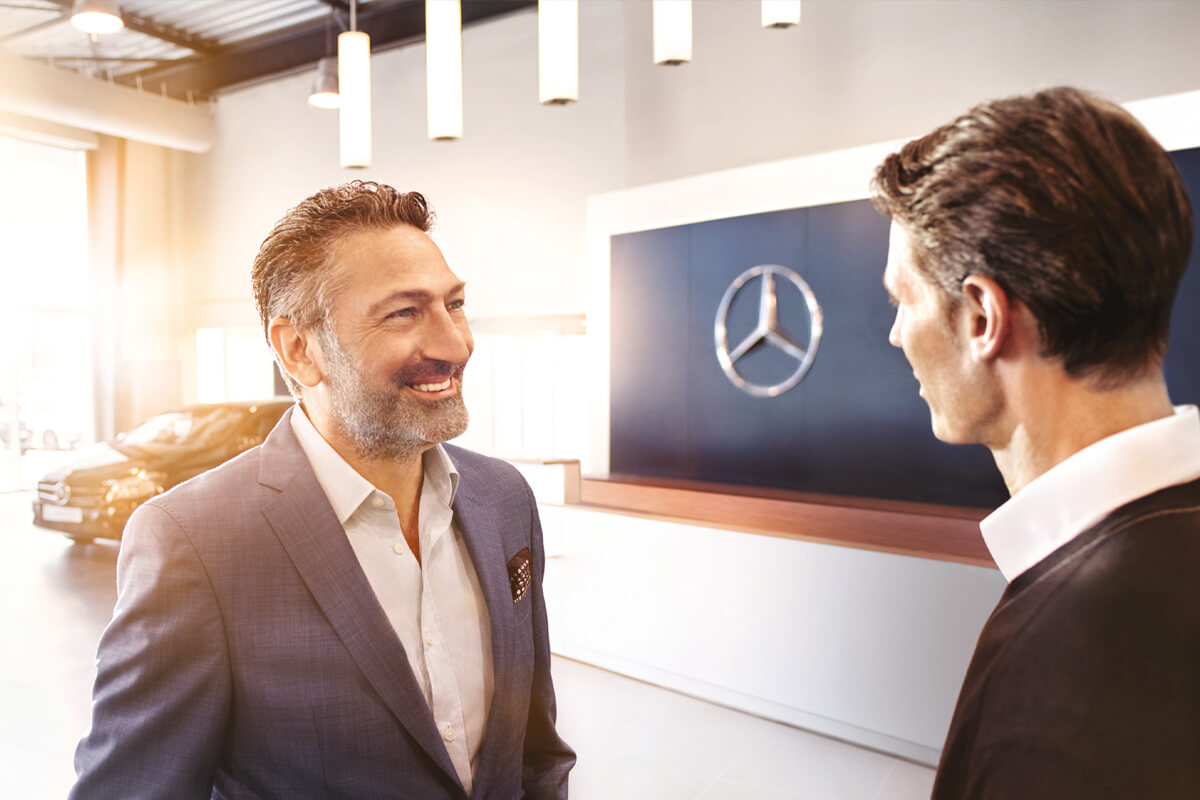 Zeigt zwei Personen im Autohaus