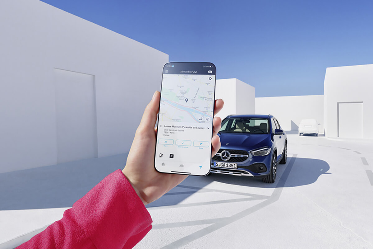 Handy mit Mercedes App im Fokus.