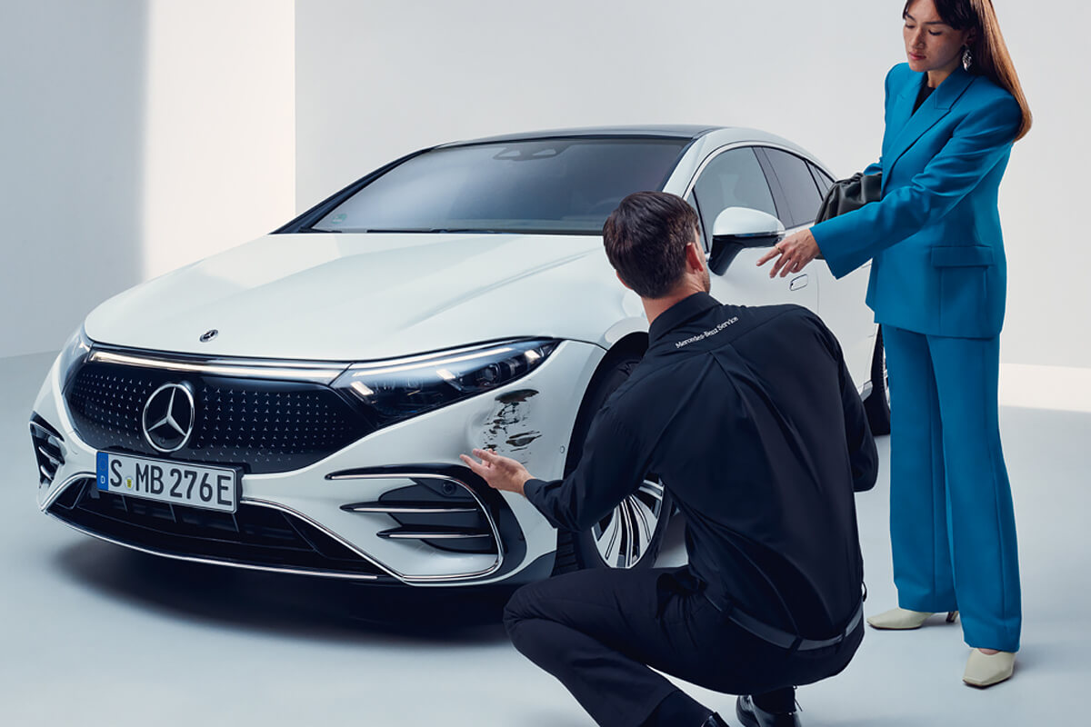 Mitarbeiter und Kundin stehen um das Fahrzeug.