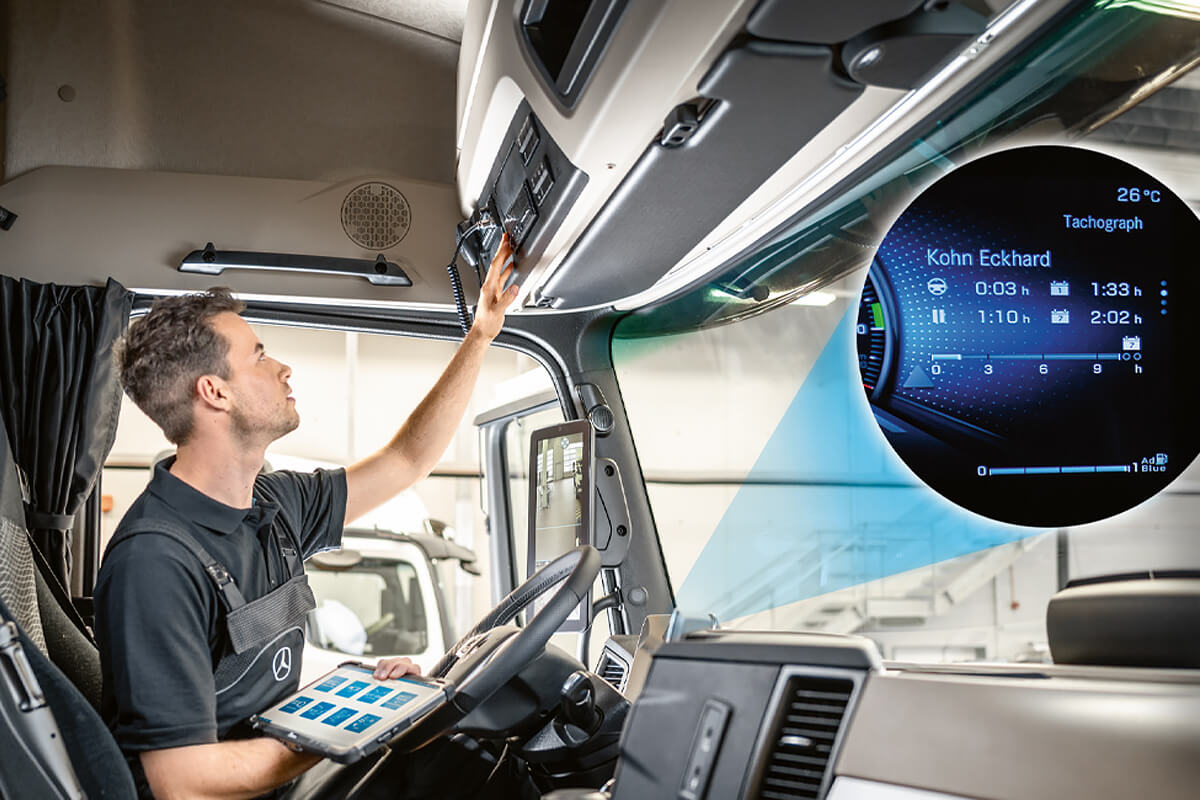 Zeigt eine Person im LKW, die ein Mautsystem bedient.