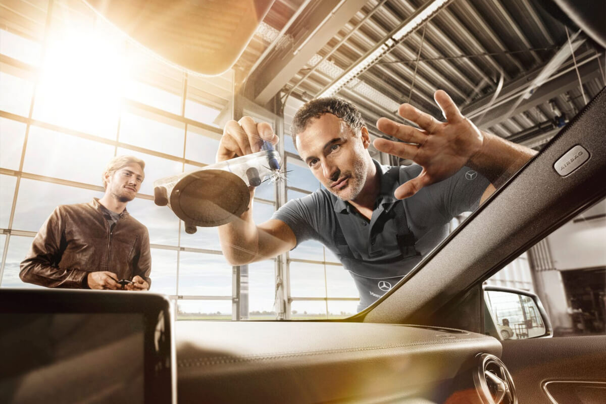 Ein Mechaniker bei der Scheibenreparatur.