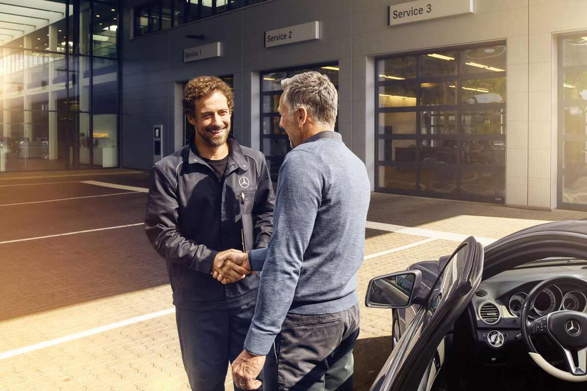 Der Servicemitarbeiter begrüßt den Kunden.