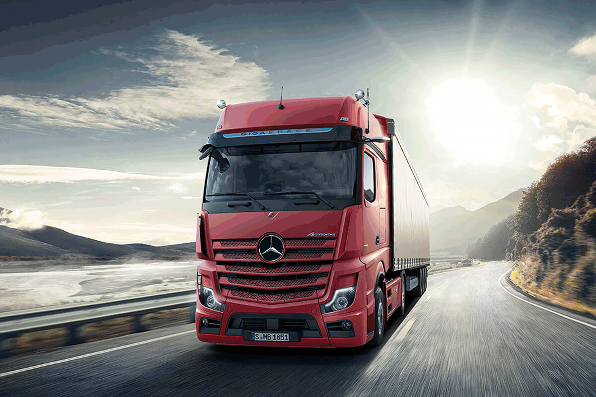 Zeigt einen LKW bei der Fahrt