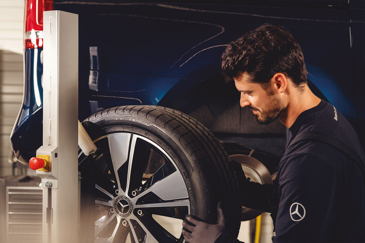 Zeigt einen Mitarbeiter in der Werkstatt