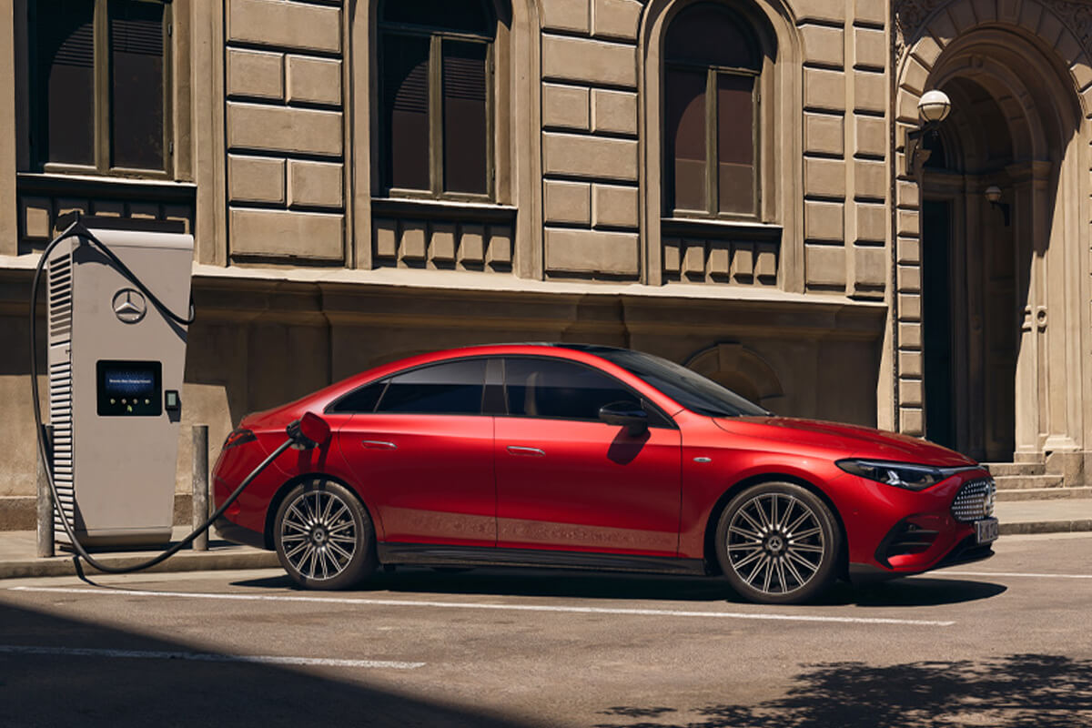 Mercedes Benz an der Ladesäule