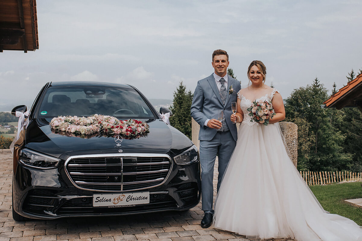 Hochzeitspaar vor einer S-Klasse