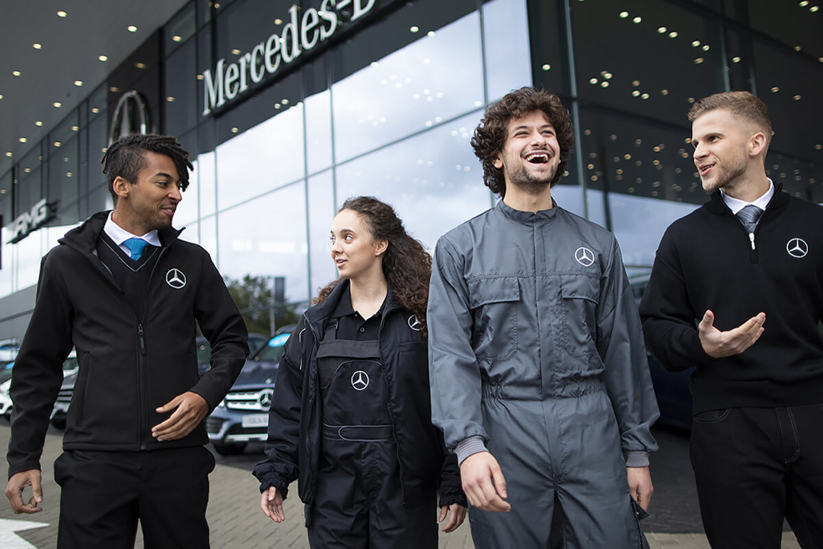 Mercedes-Benz Mitarbeitende vor dem Autohaus